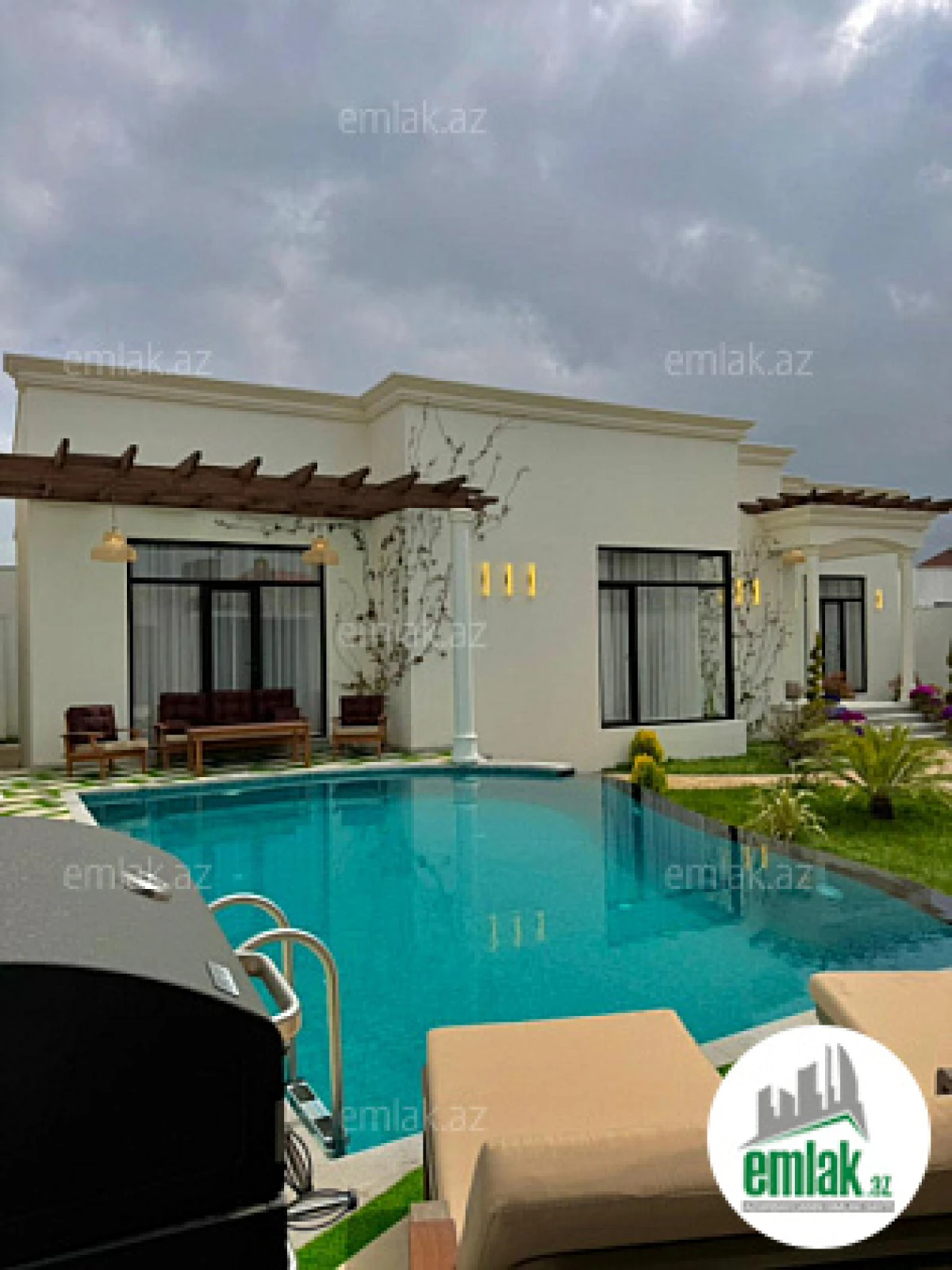 Satılır 4 otaqlı mənzil 200 m²