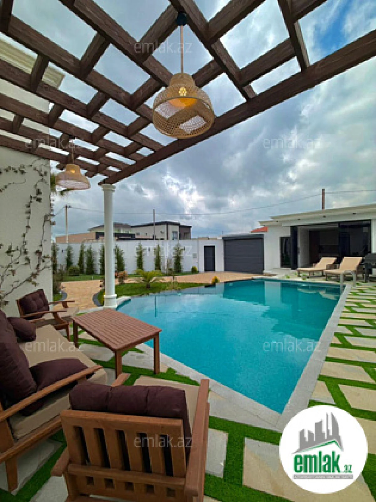 Satılır 4 otaqlı mənzil 200 m²