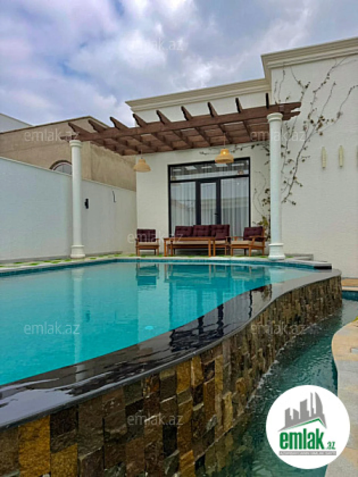 Satılır 4 otaqlı mənzil 200 m²