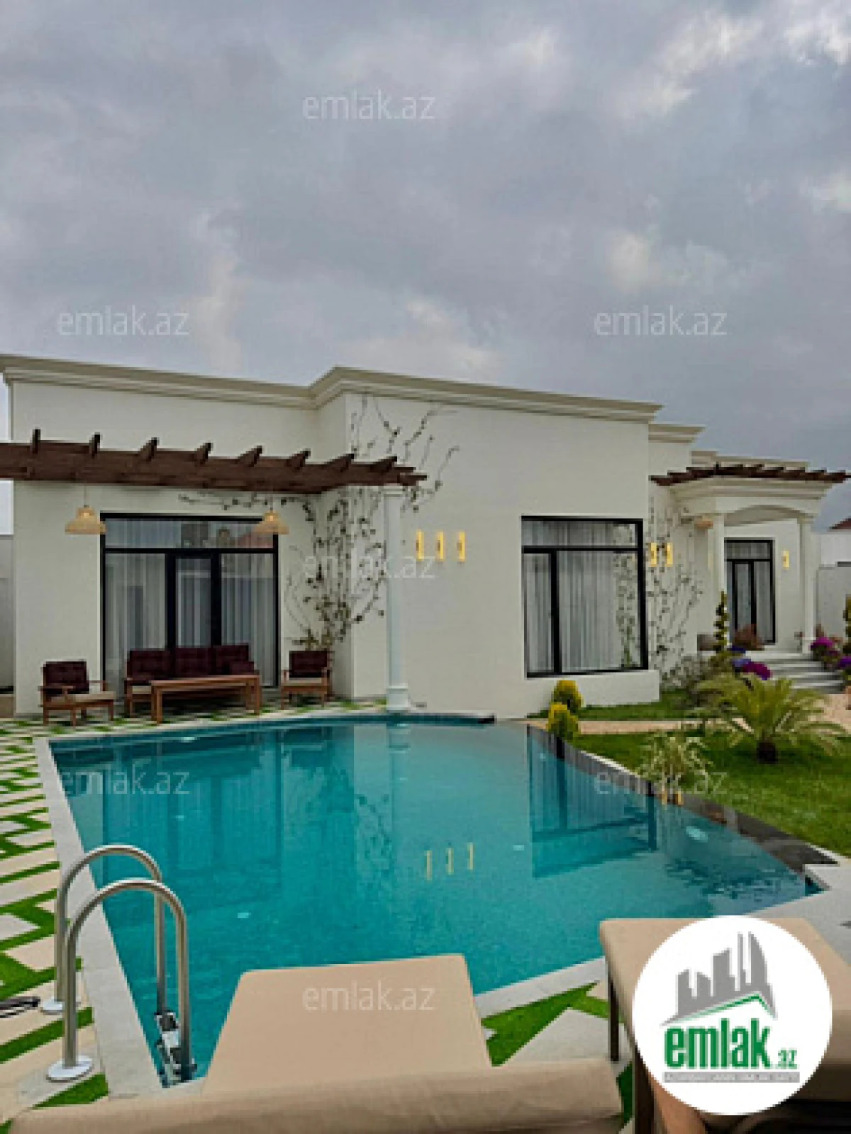 Satılır 4 otaqlı mənzil 200 m²