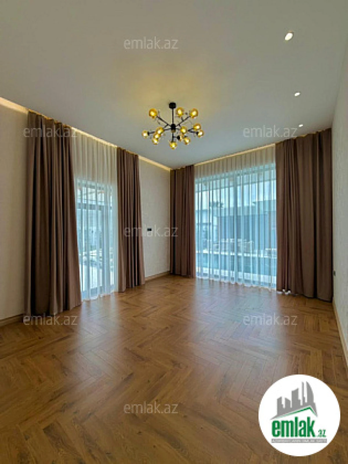 Satılır 5 otaqlı mənzil 220 m²