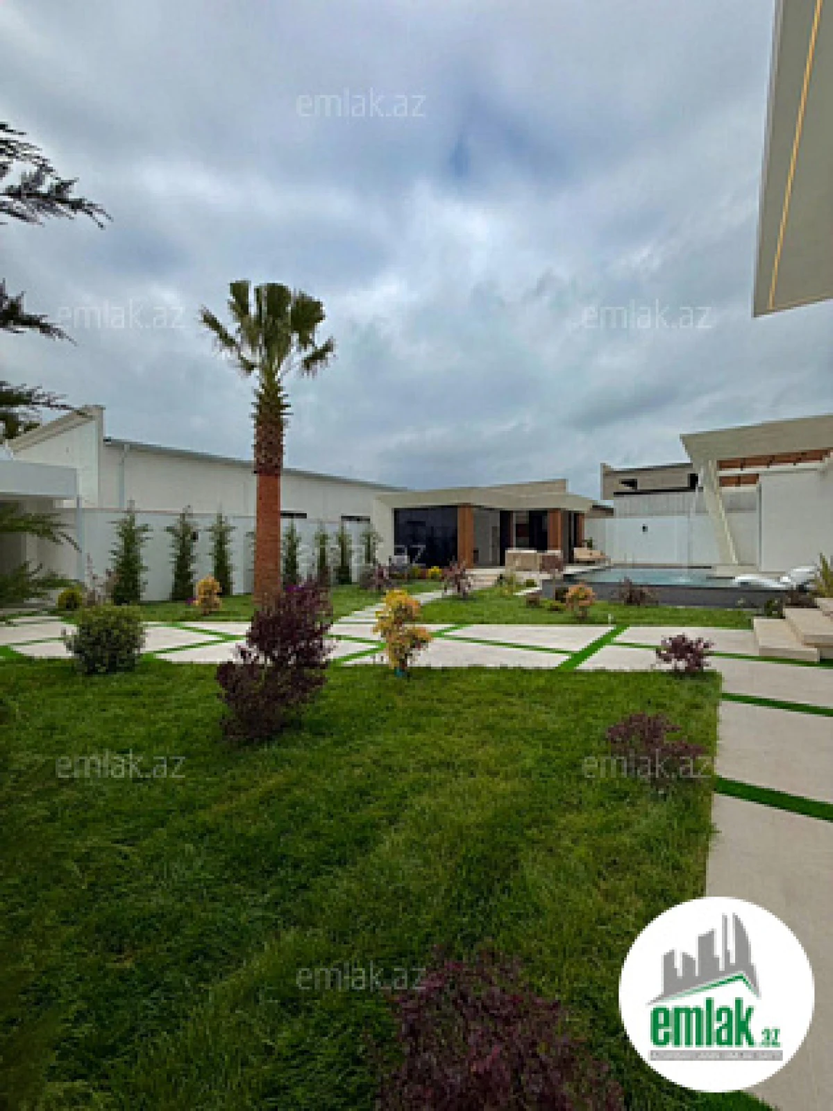 Satılır 5 otaqlı mənzil 220 m²