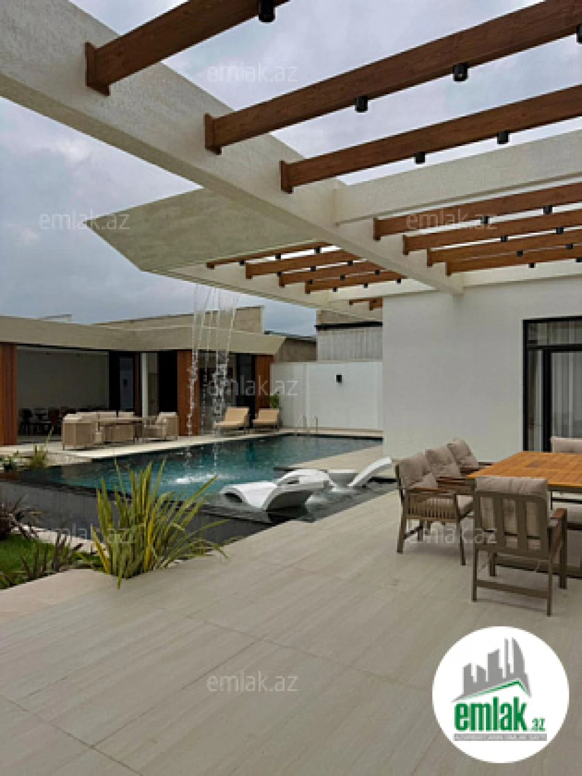 Satılır 5 otaqlı mənzil 220 m²