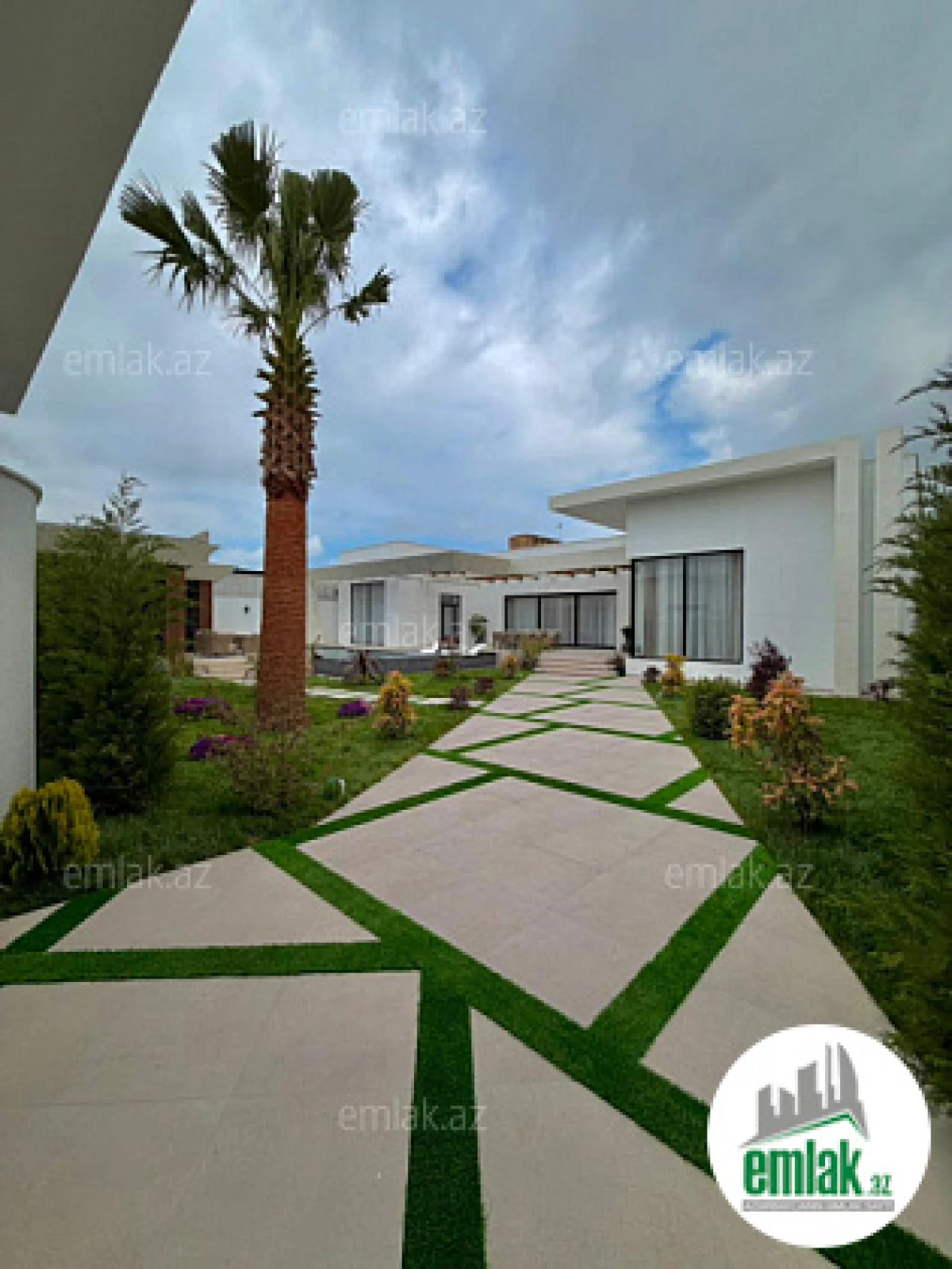 Satılır 5 otaqlı mənzil 220 m²