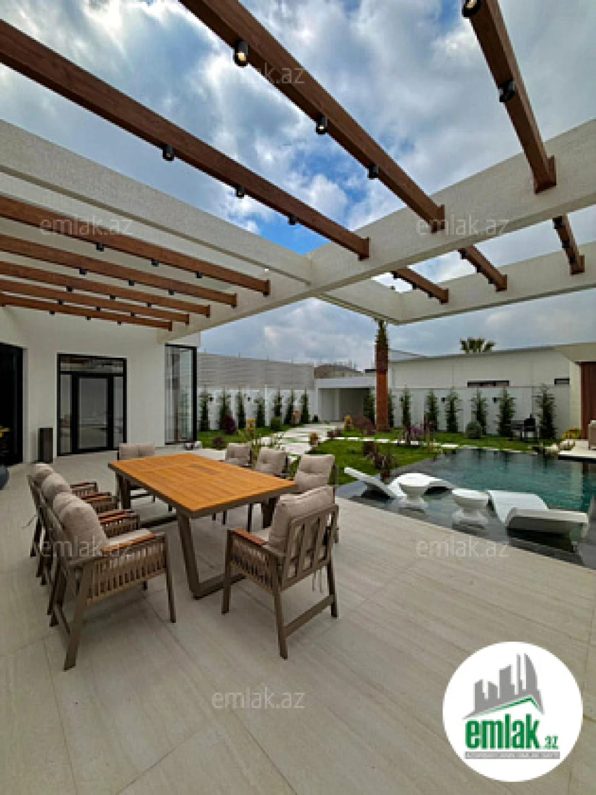 Satılır 5 otaqlı mənzil 220 m²