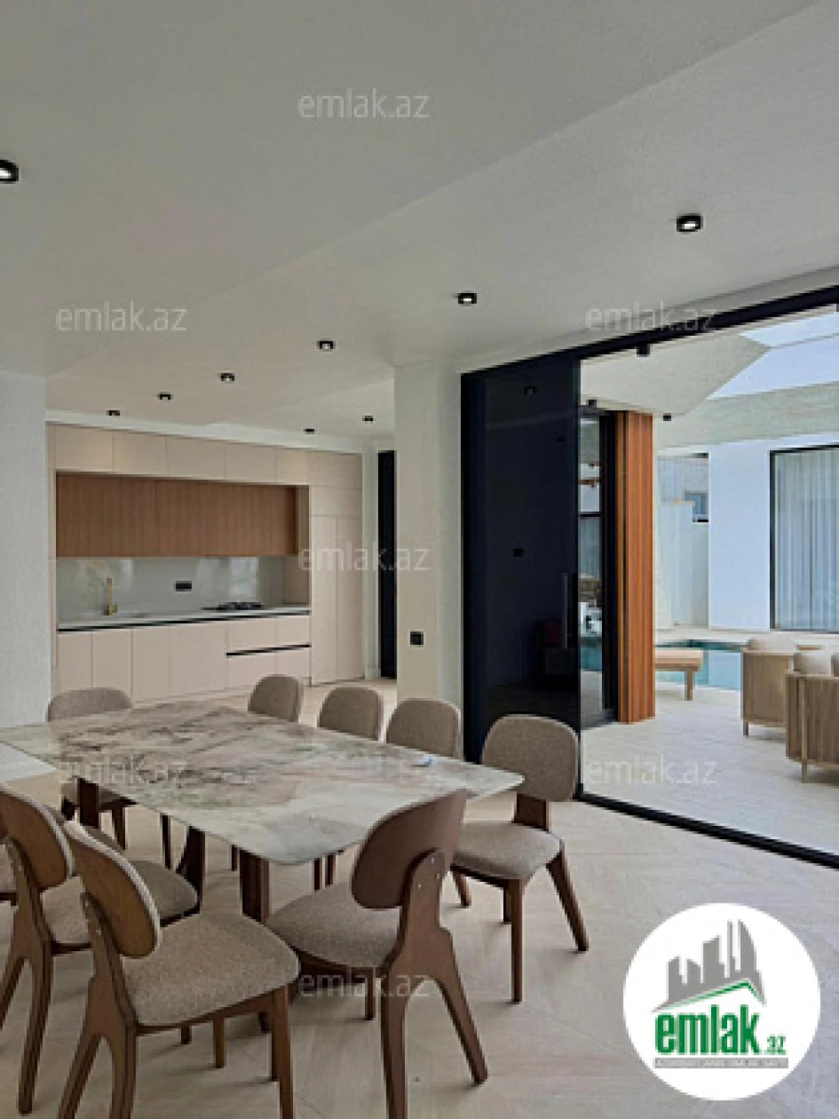 Satılır 5 otaqlı mənzil 220 m²