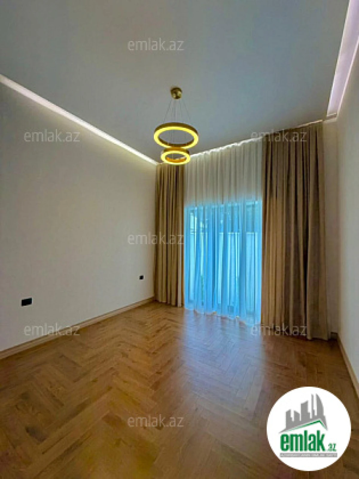 Satılır 5 otaqlı mənzil 220 m²