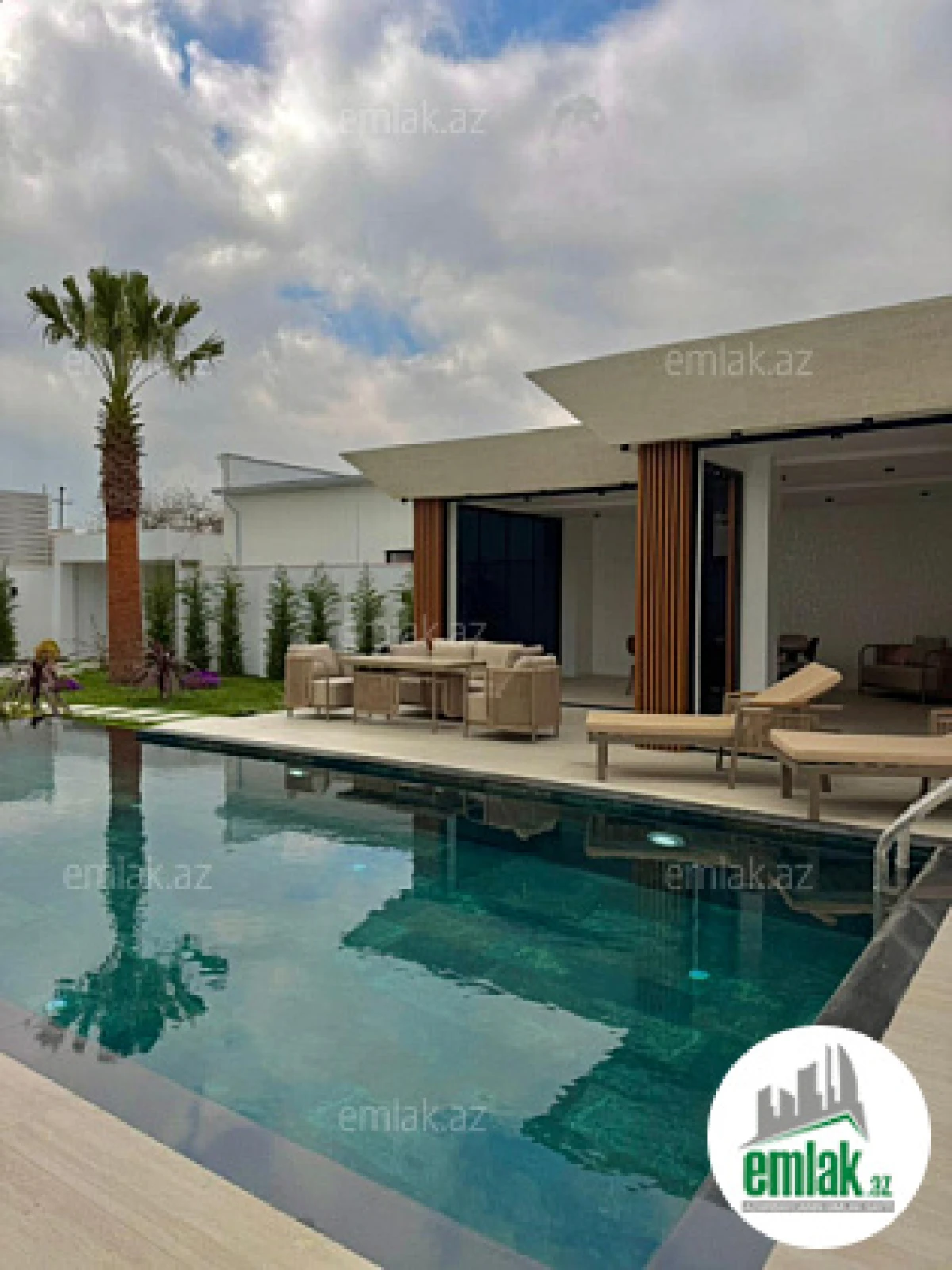 Satılır 5 otaqlı mənzil 220 m²