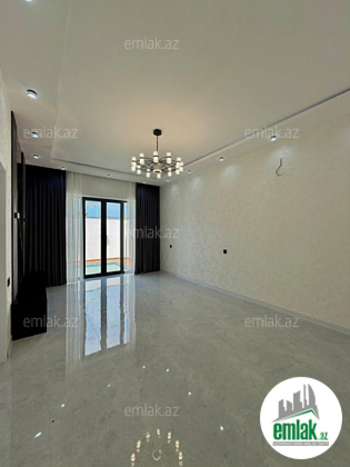 Satılır 4 otaqlı mənzil 140 m²