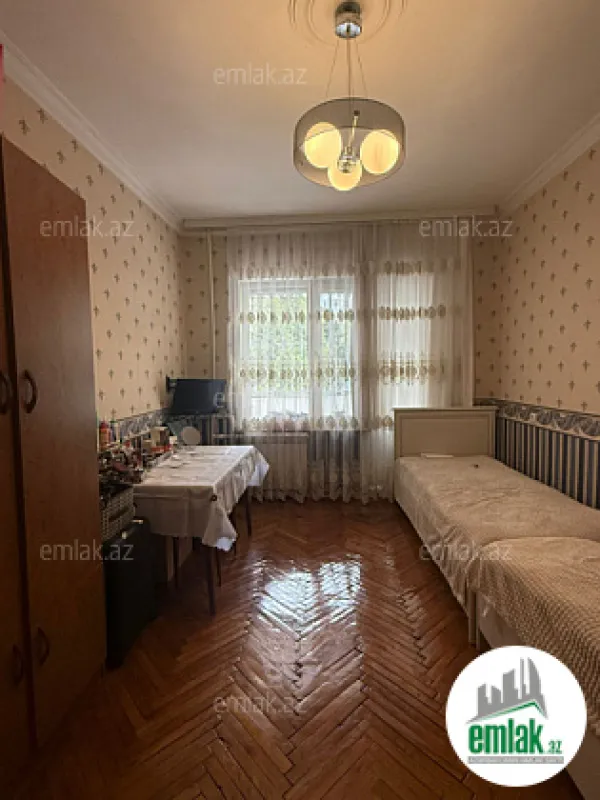 Satılır 4 otaqlı köhnə tikili 110 m²