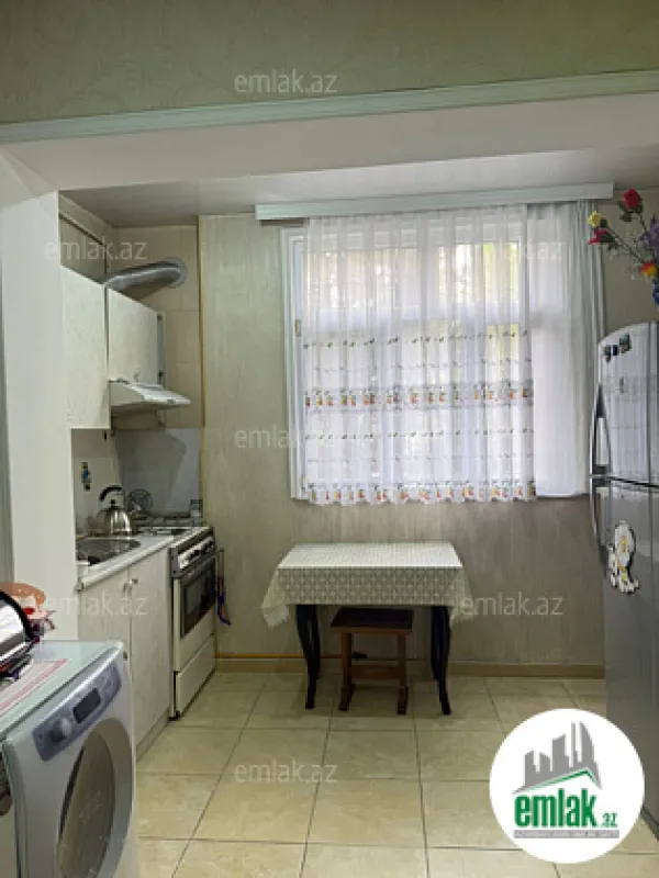 Satılır 4 otaqlı köhnə tikili 110 m²