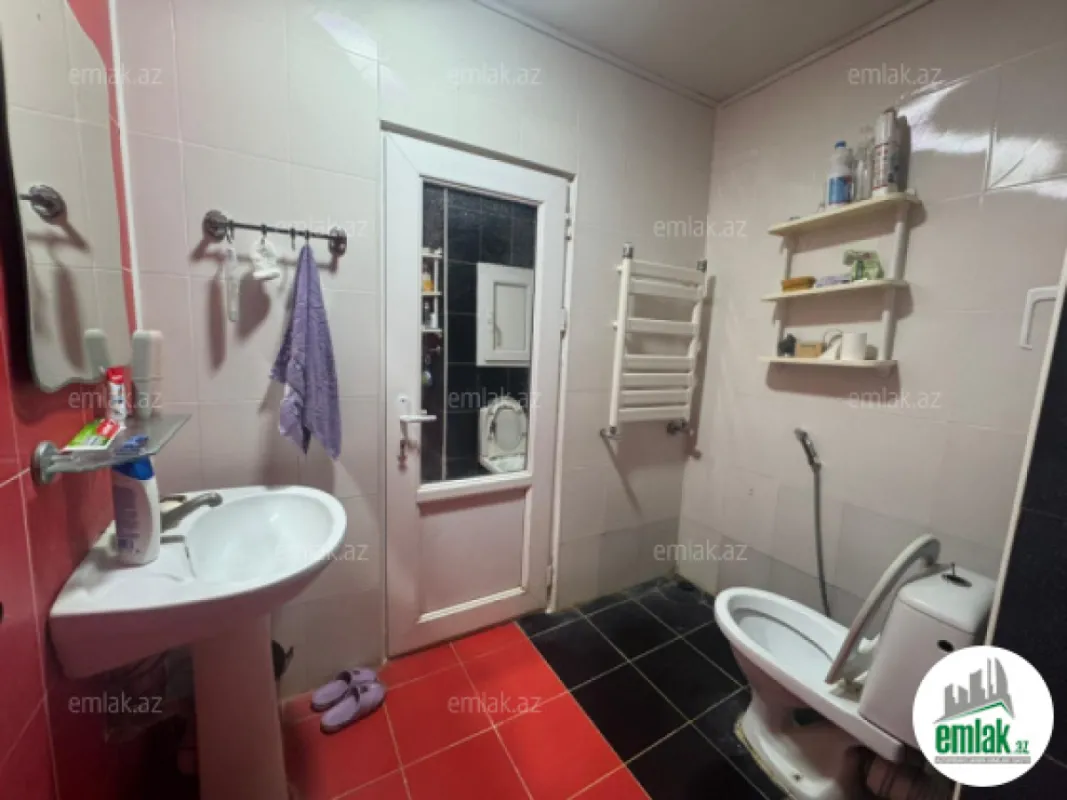 Satılır 4 otaqlı köhnə tikili 105 m²