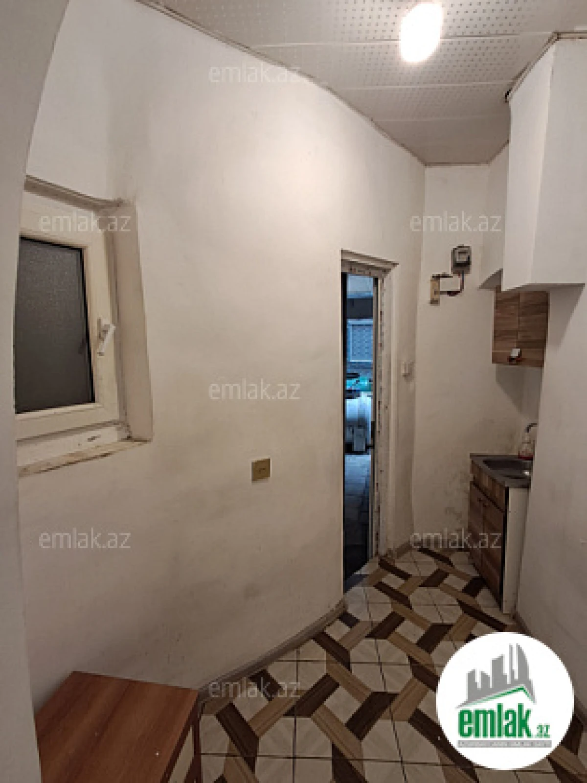 Satılır 1 otaqlı ofis 8 m²