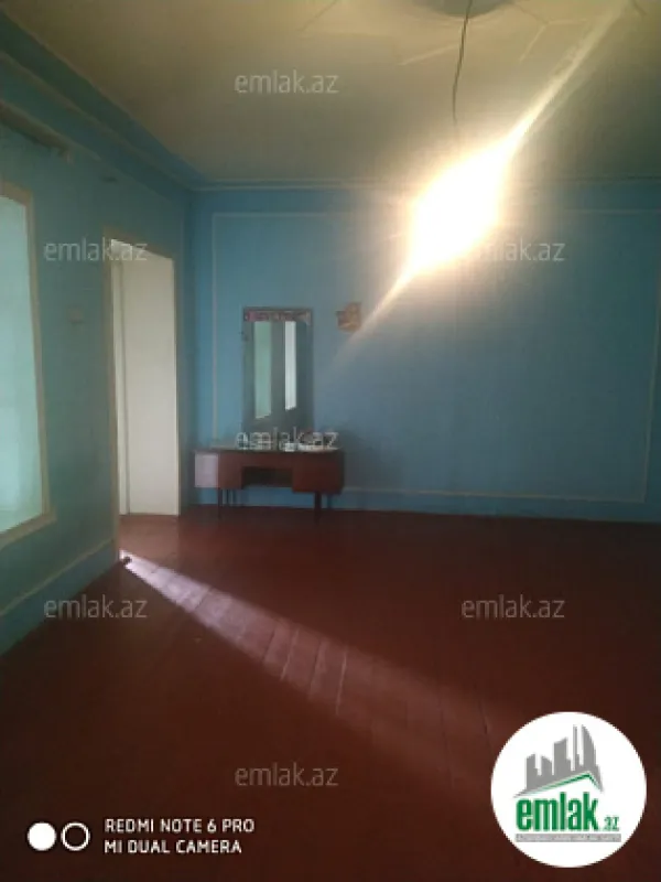 Satılır 5 otaqlı köhnə tikili 800 m²