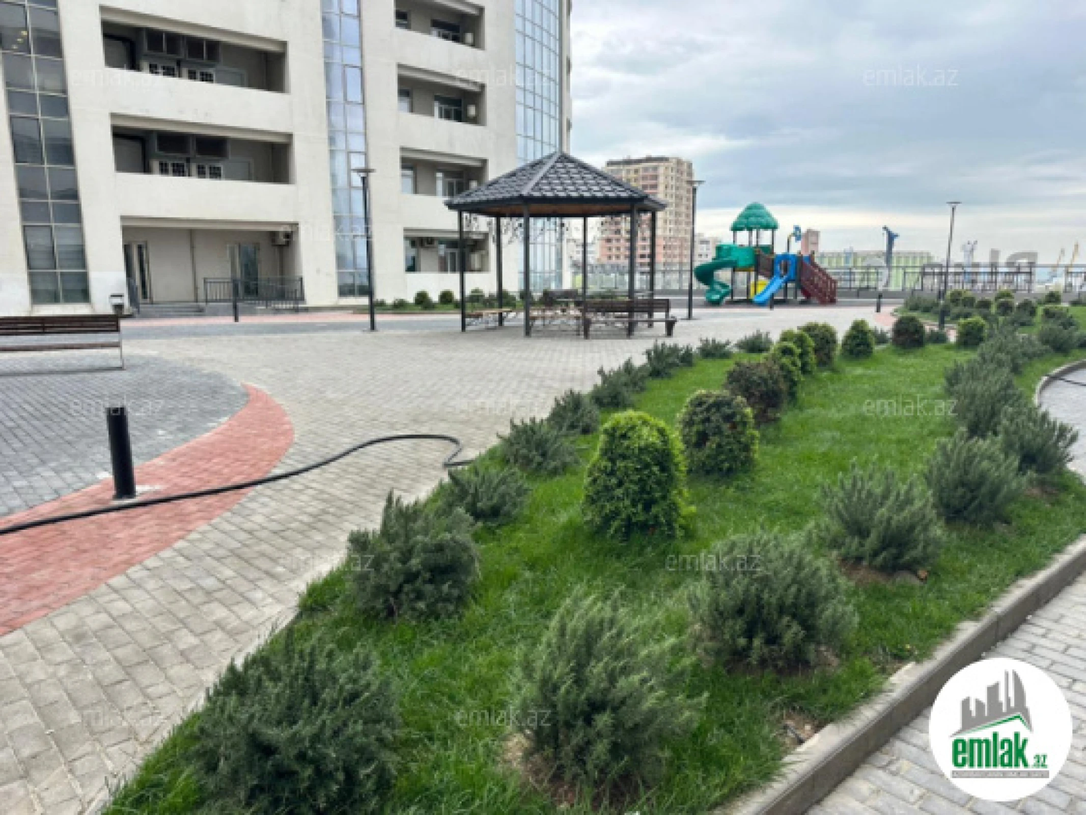 Satılır 4 otaqlı yeni tikili 200 m²