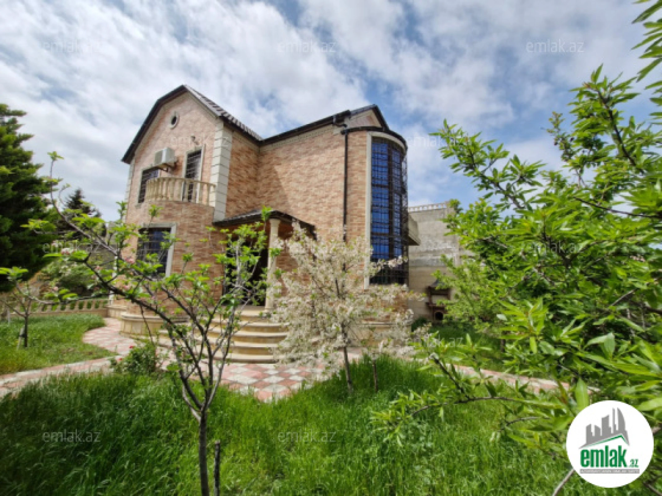 Satılır 5 otaqlı həyət evi 200 m²