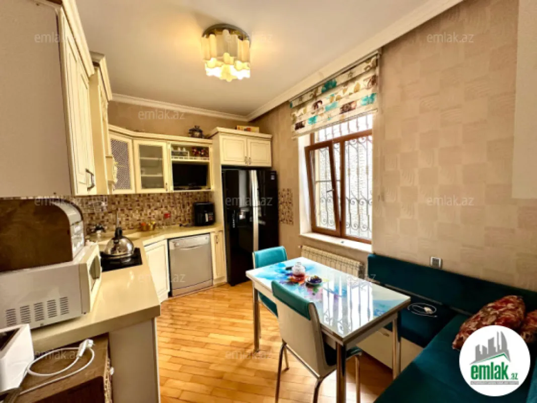 Satılır 6 otaqlı həyət evi 180 m²