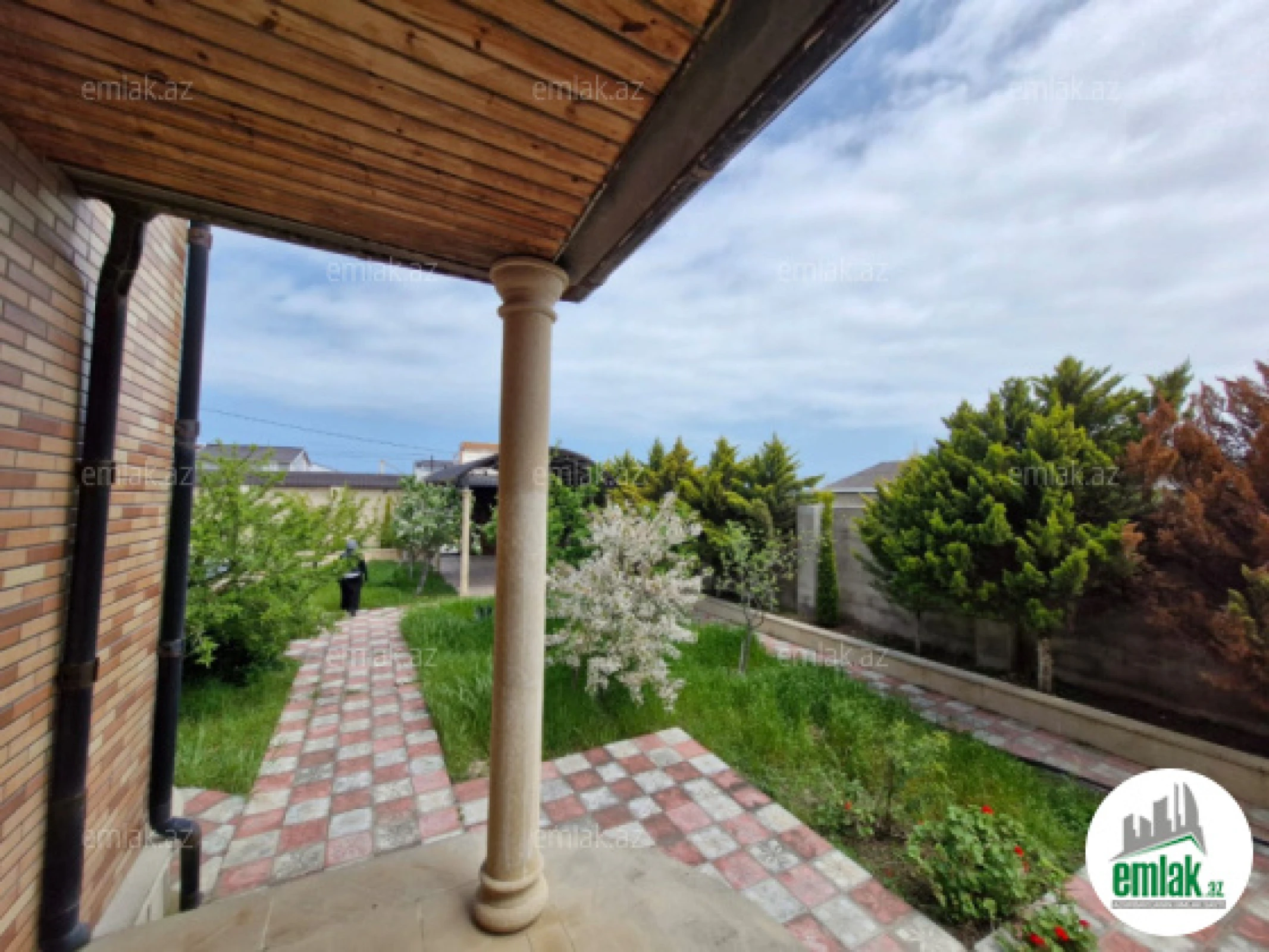 Satılır 5 otaqlı həyət evi 200 m²