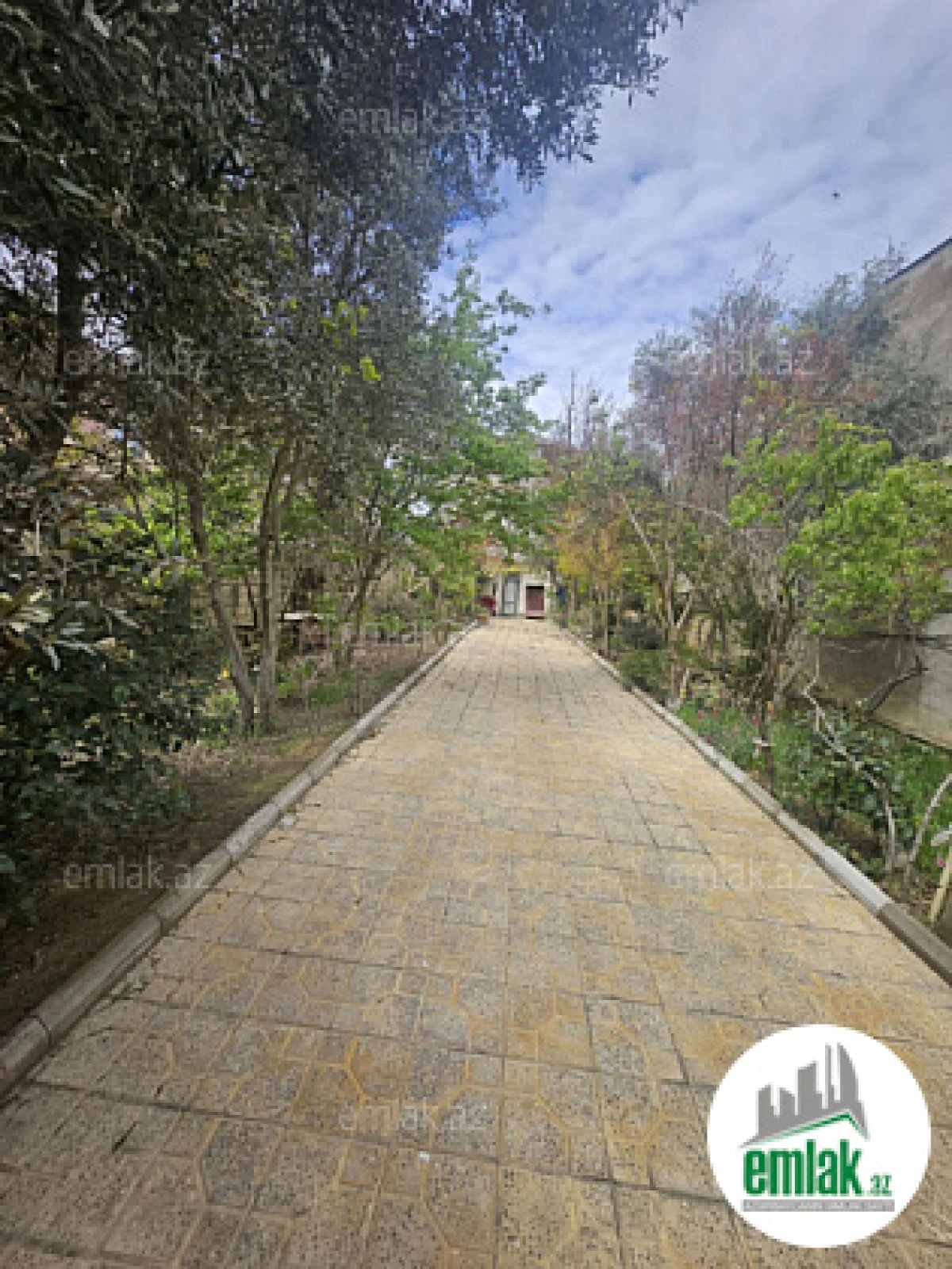 Satılır 5 otaqlı həyət evi 280 m²