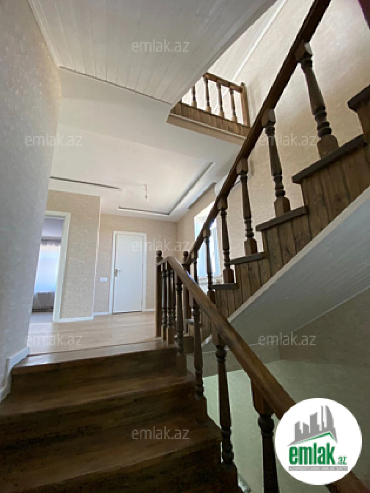 Satılır 5 otaqlı həyət evi 280 m²