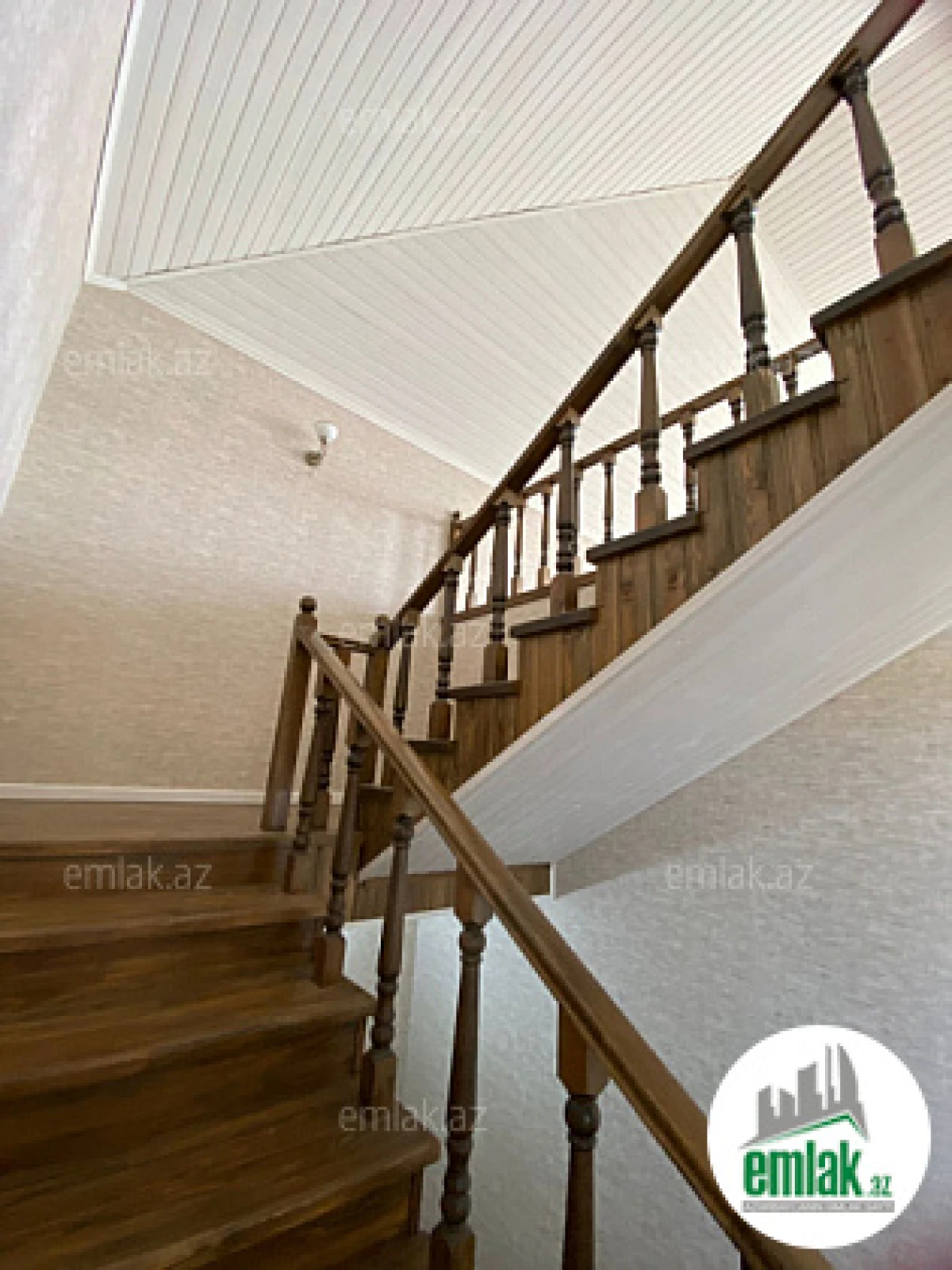 Satılır 5 otaqlı həyət evi 280 m²