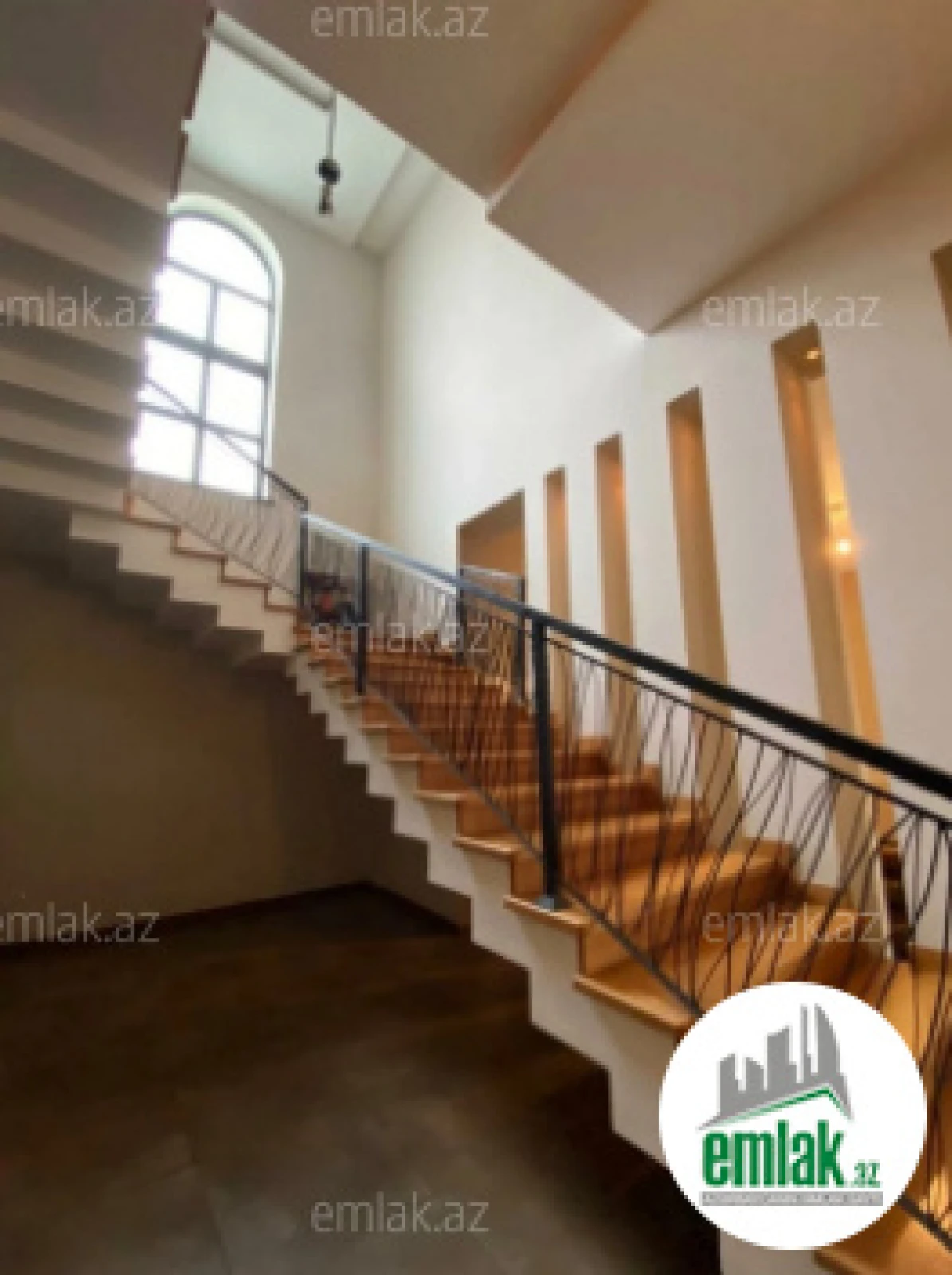 Satılır 8 otaqlı həyət evi 650 m²