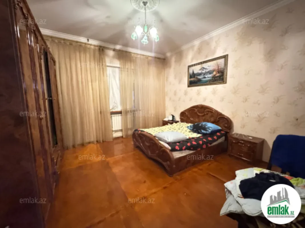 Satılır 8 otaqlı həyət evi 450 m²