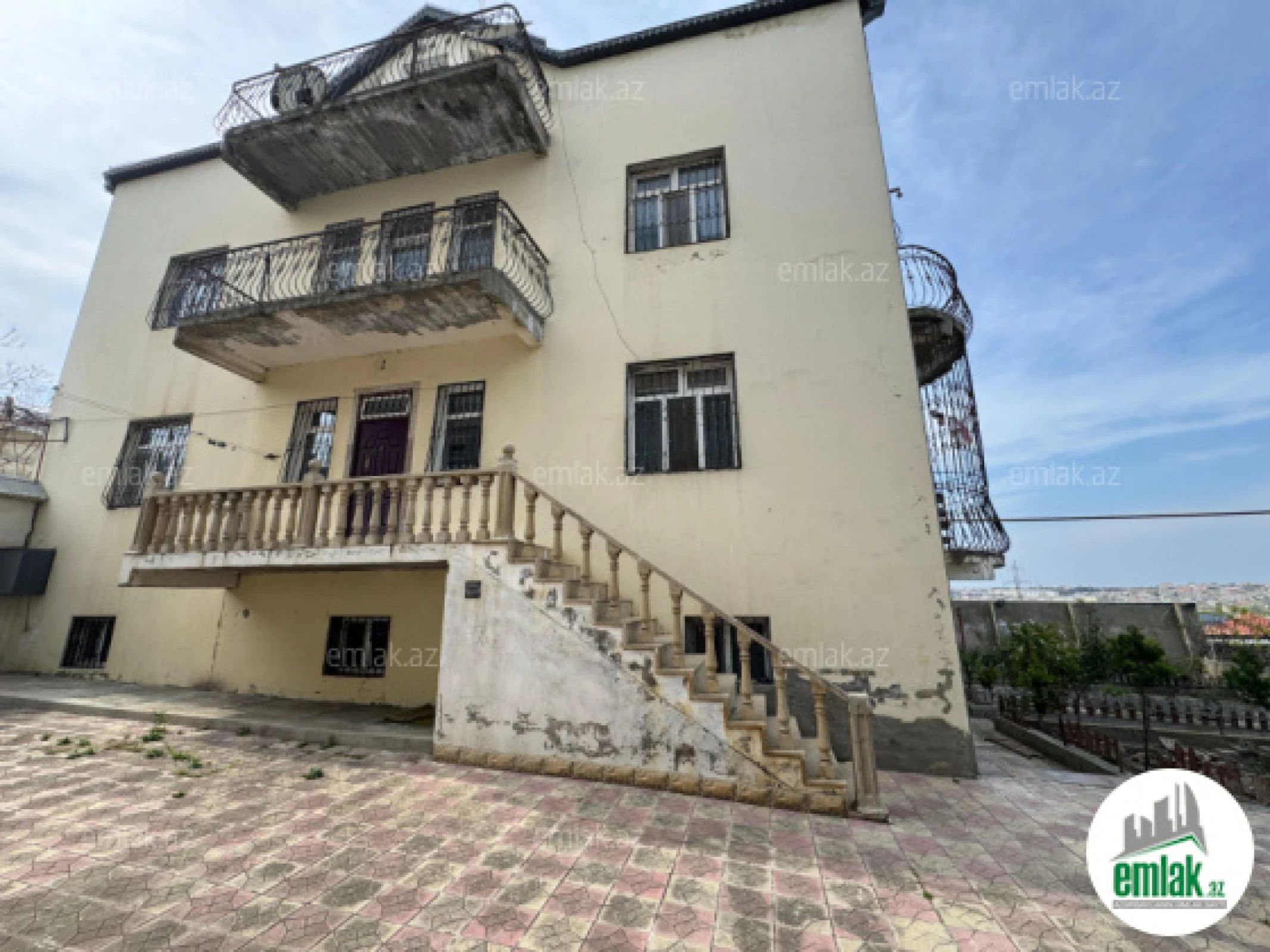 Satılır 8 otaqlı həyət evi 450 m²