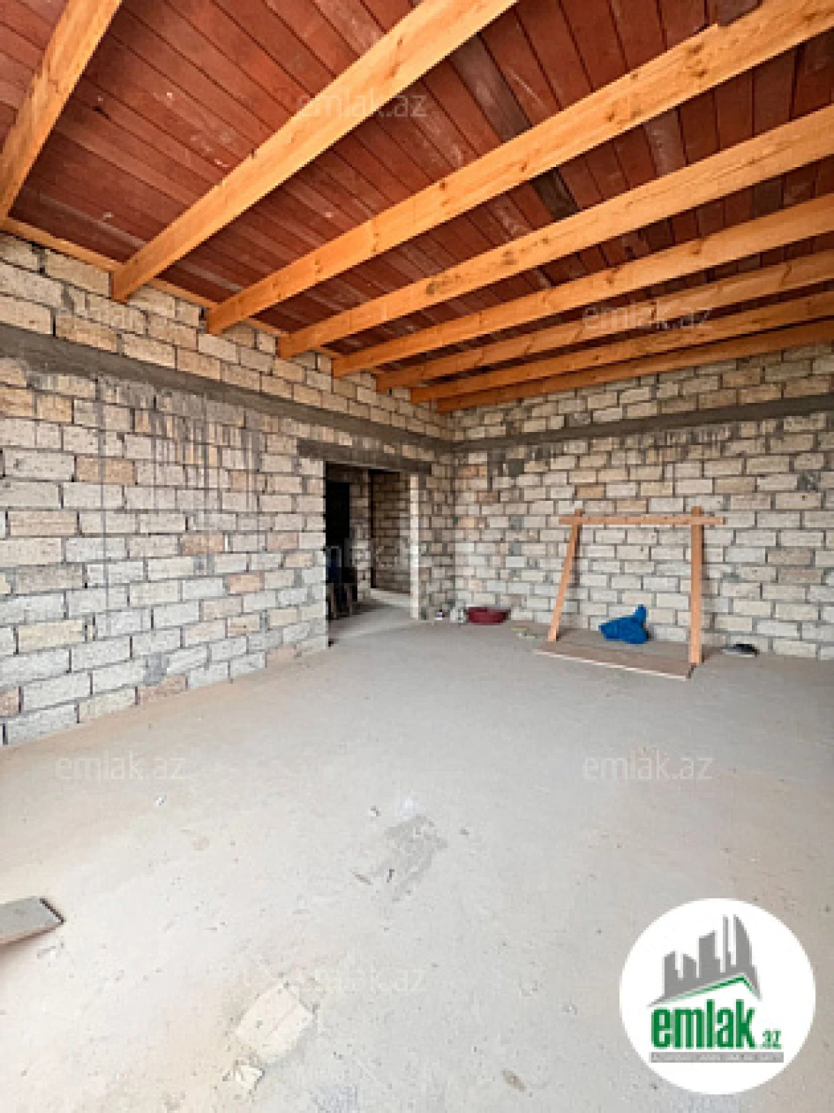 Satılır 10 otaqlı həyət evi 300 m²