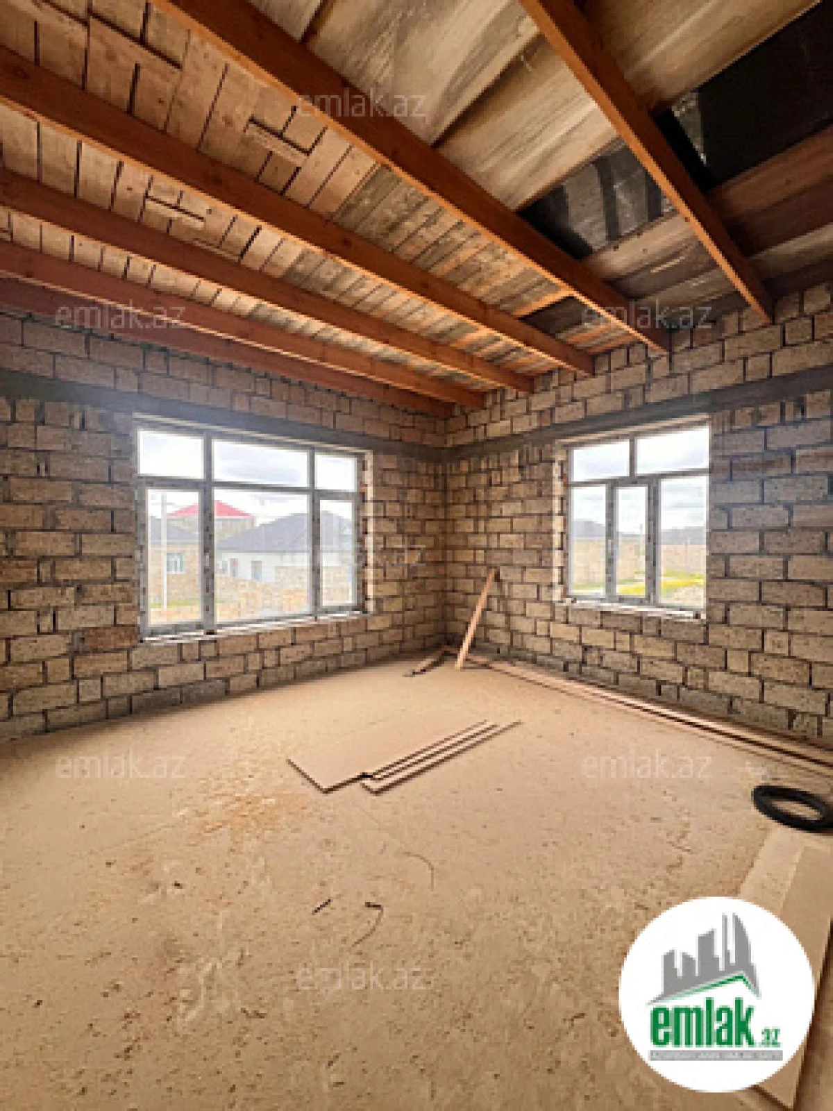 Satılır 10 otaqlı həyət evi 300 m²