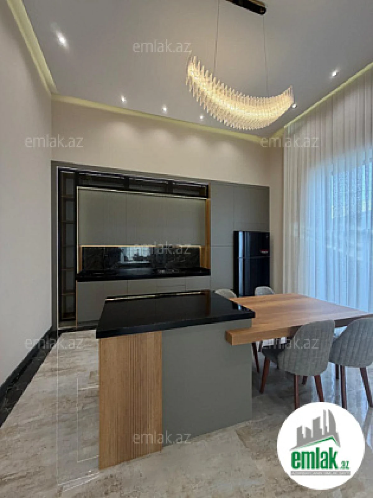 Satılır 5 otaqlı mənzil 250 m²
