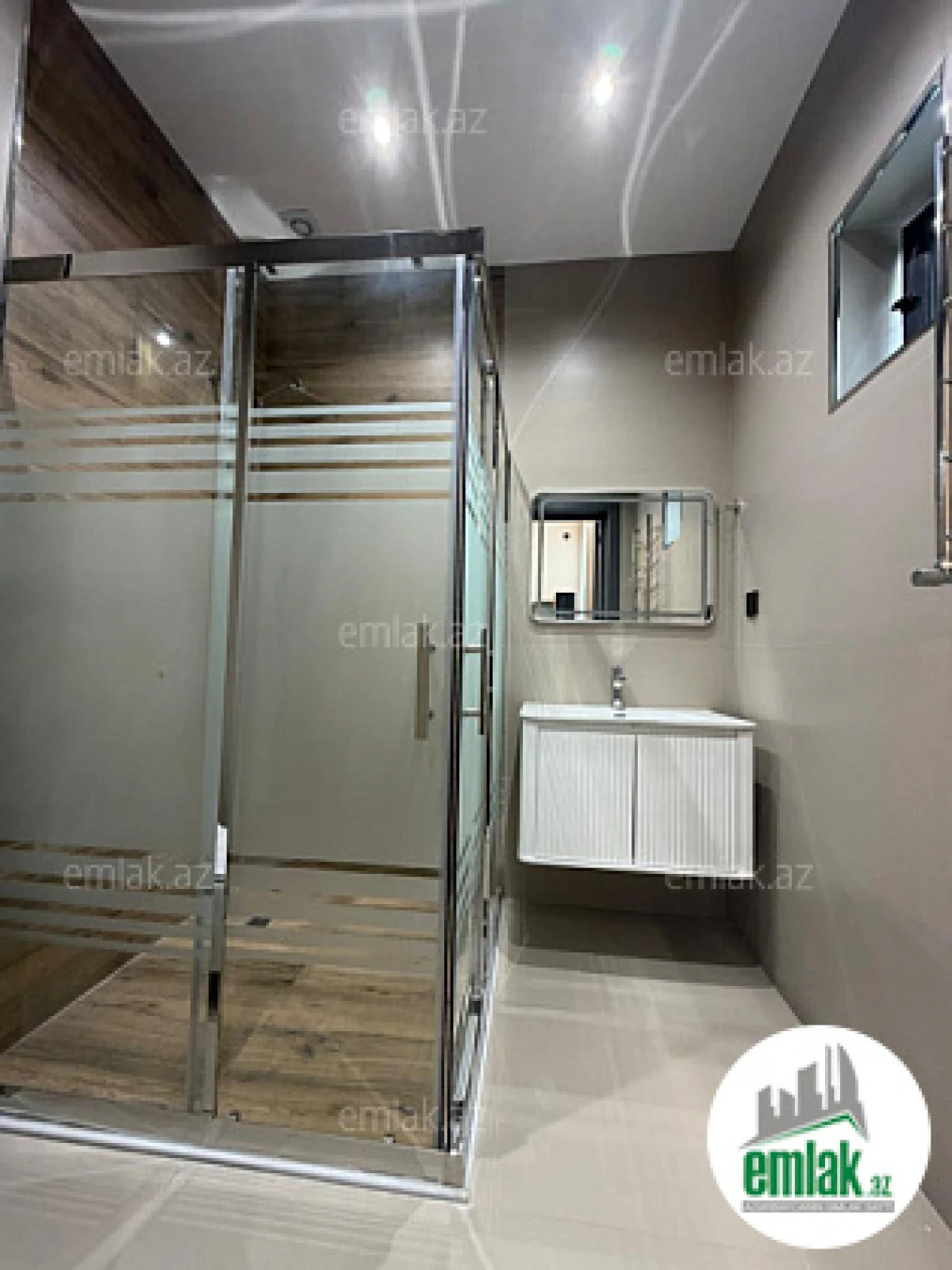 Satılır 5 otaqlı mənzil 250 m²