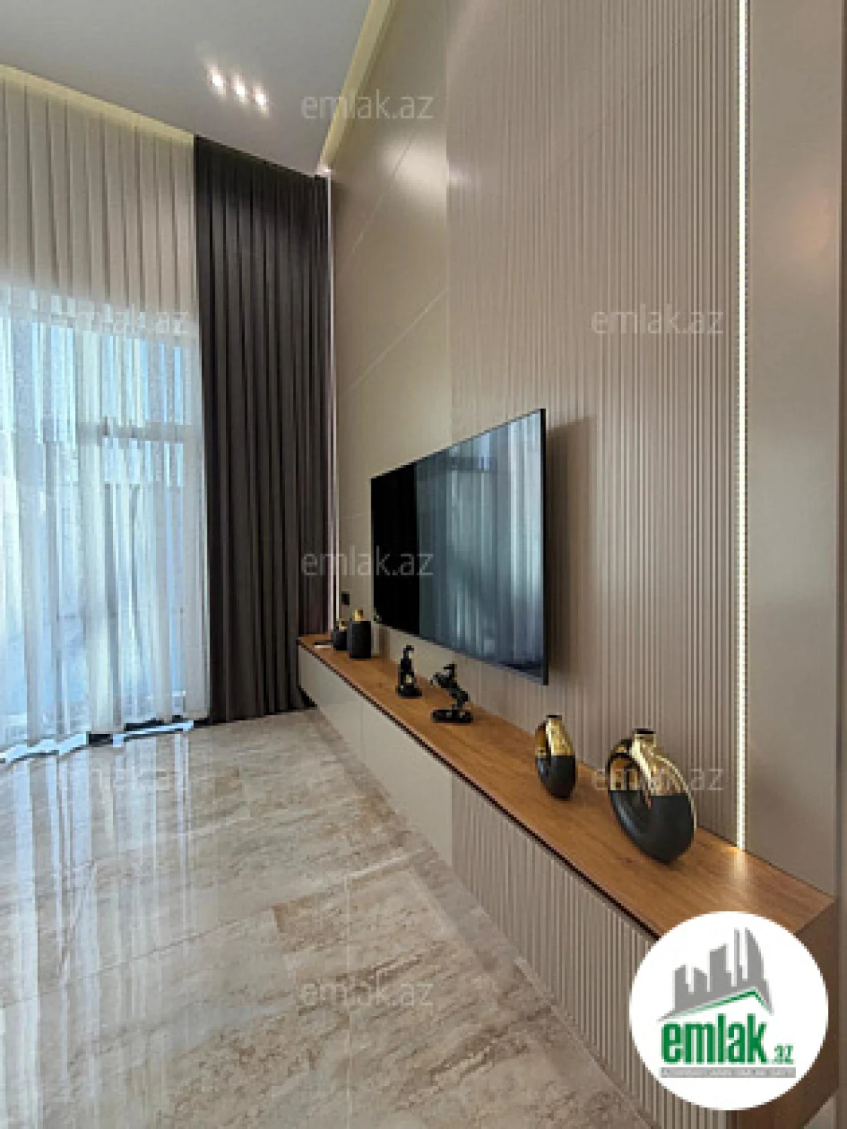 Satılır 5 otaqlı mənzil 250 m²
