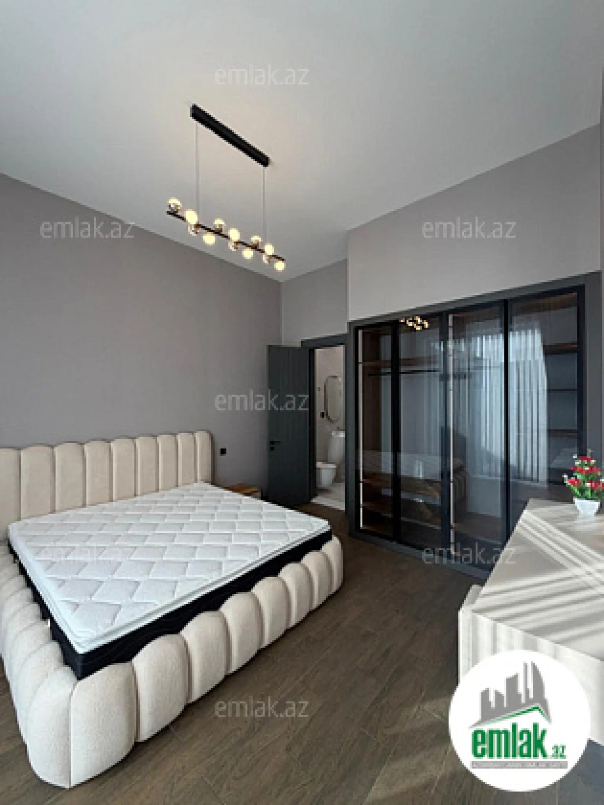 Satılır 5 otaqlı mənzil 250 m²