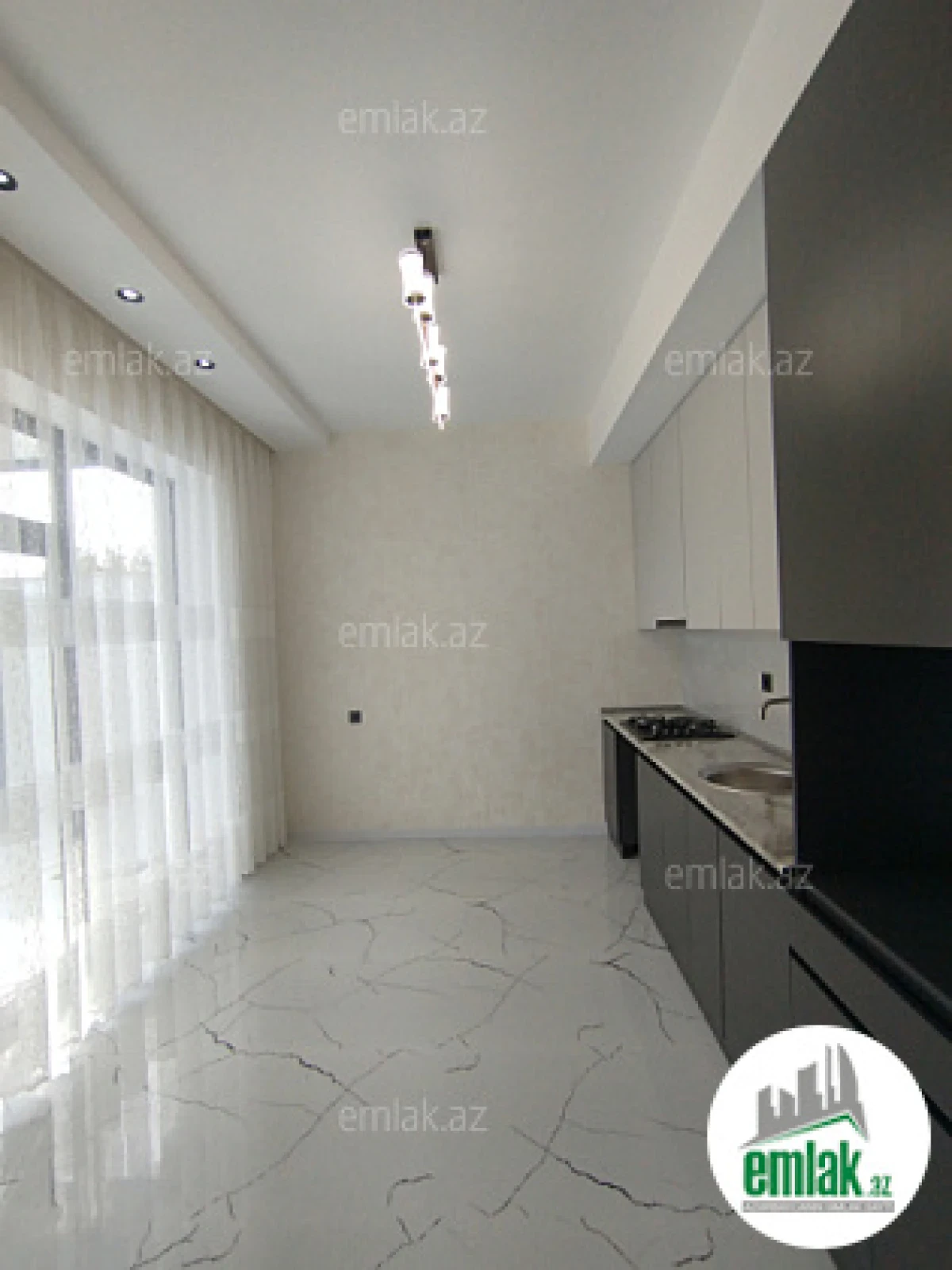 Satılır 4 otaqlı mənzil 120 m²