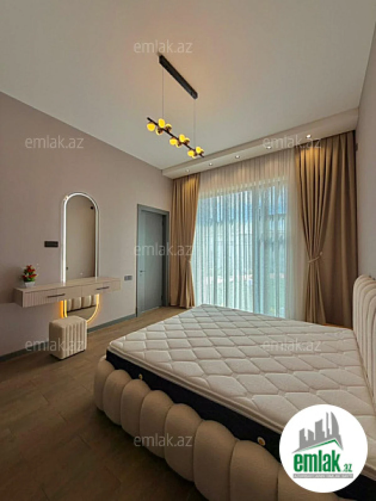 Satılır 5 otaqlı mənzil 270 m²