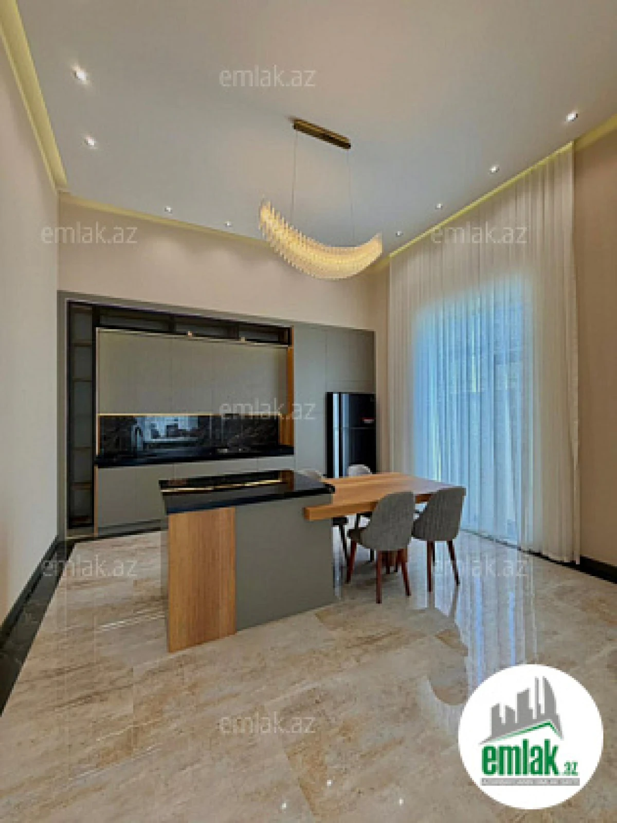 Satılır 5 otaqlı mənzil 270 m²