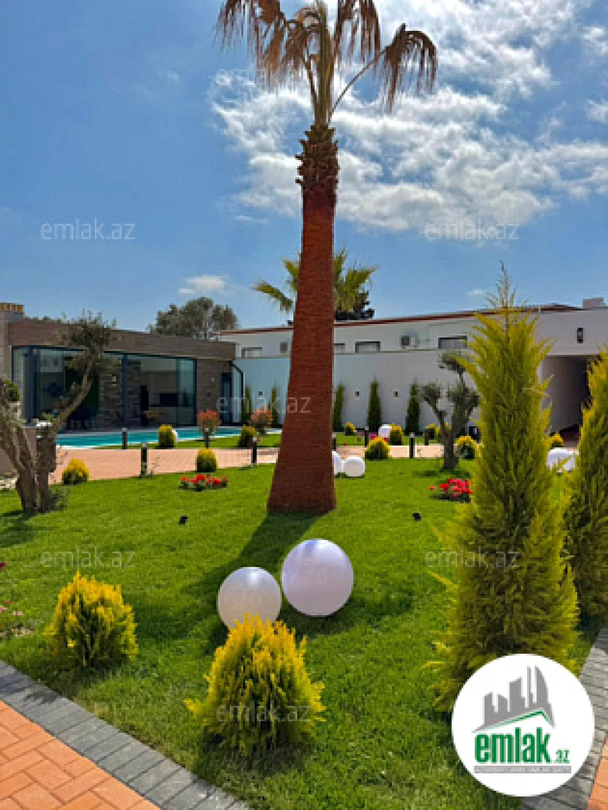 Satılır 5 otaqlı mənzil 270 m²