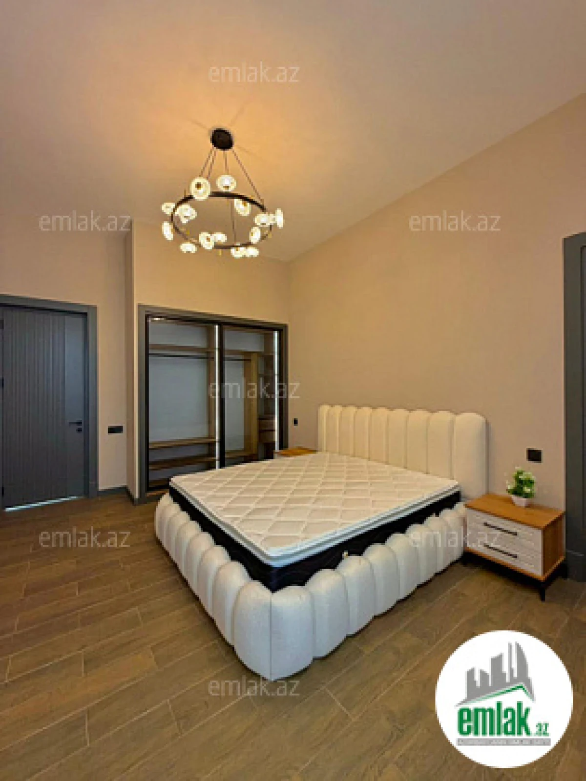 Satılır 5 otaqlı mənzil 270 m²