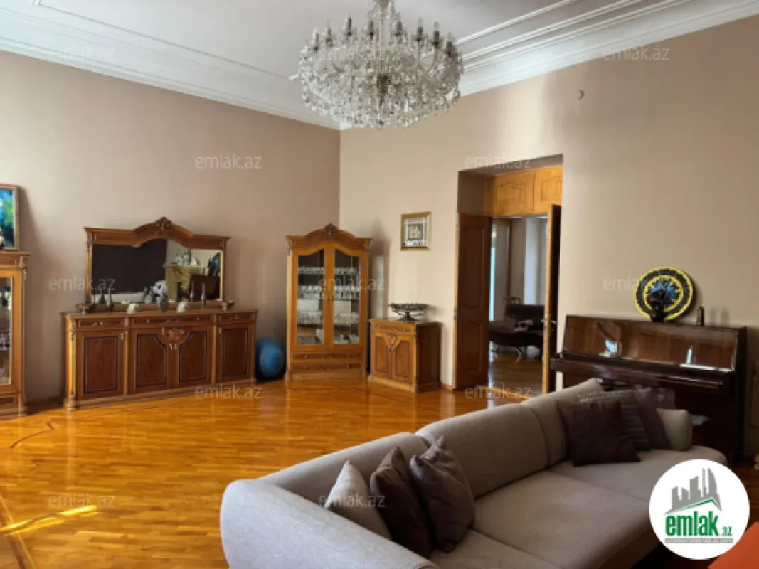 Satılır 4 otaqlı köhnə tikili 220 m²