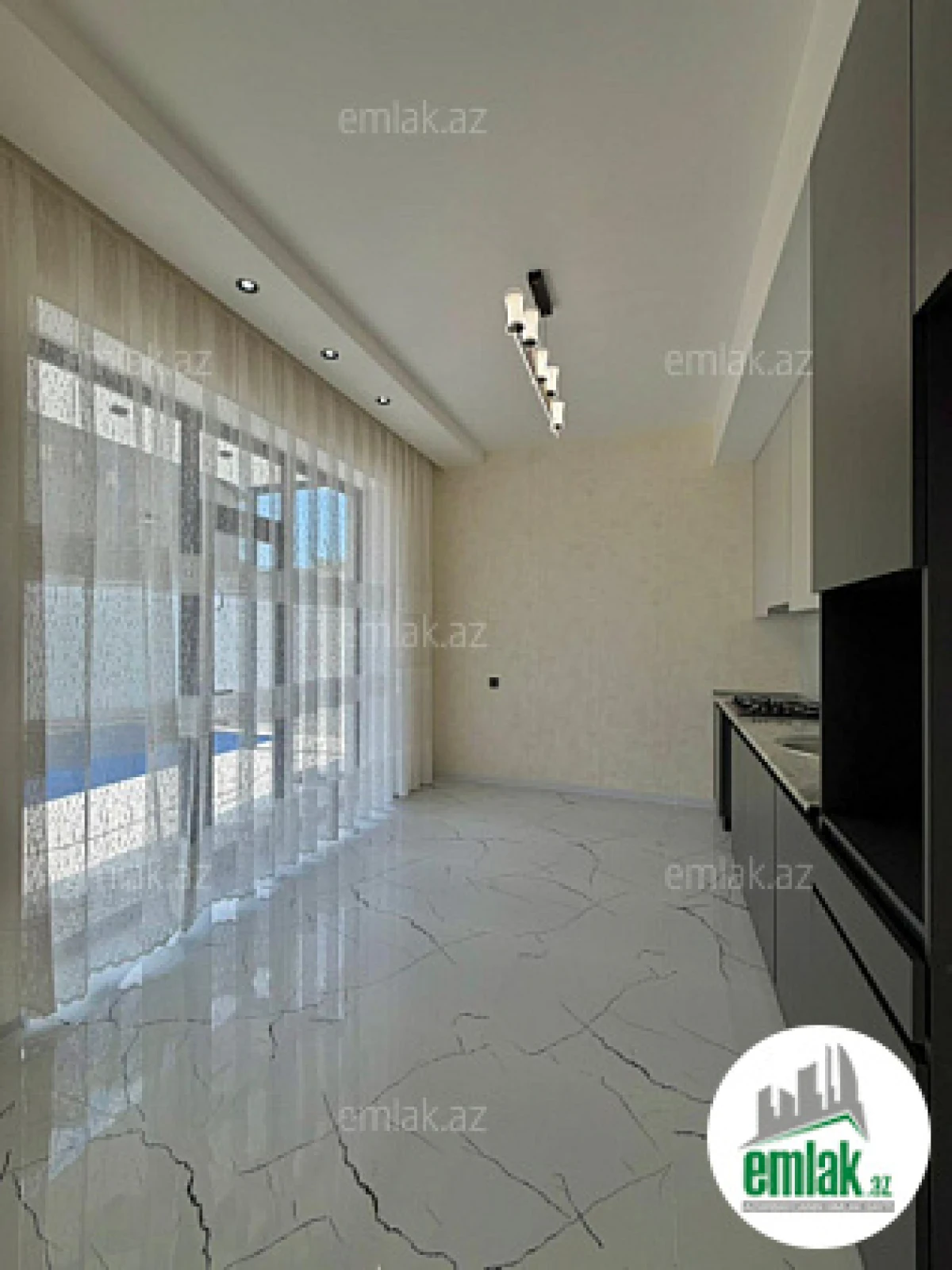 Satılır 4 otaqlı mənzil 130 m²