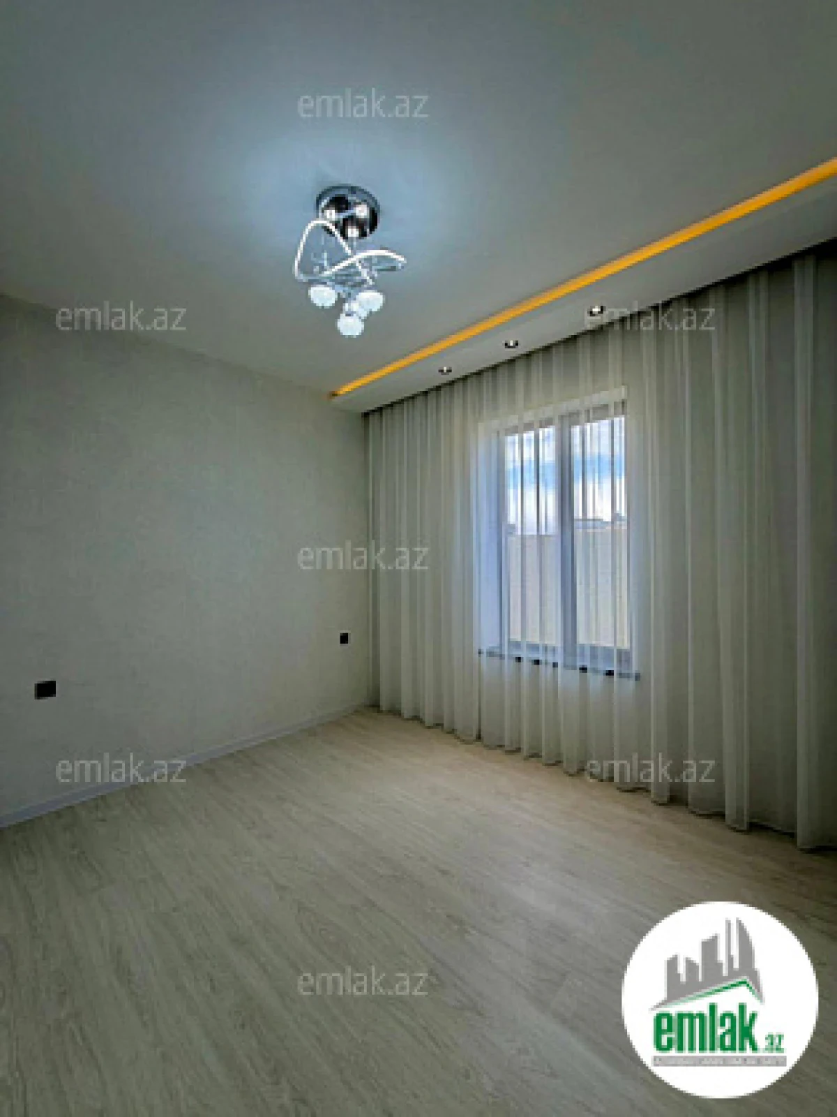 Satılır 4 otaqlı mənzil 130 m²