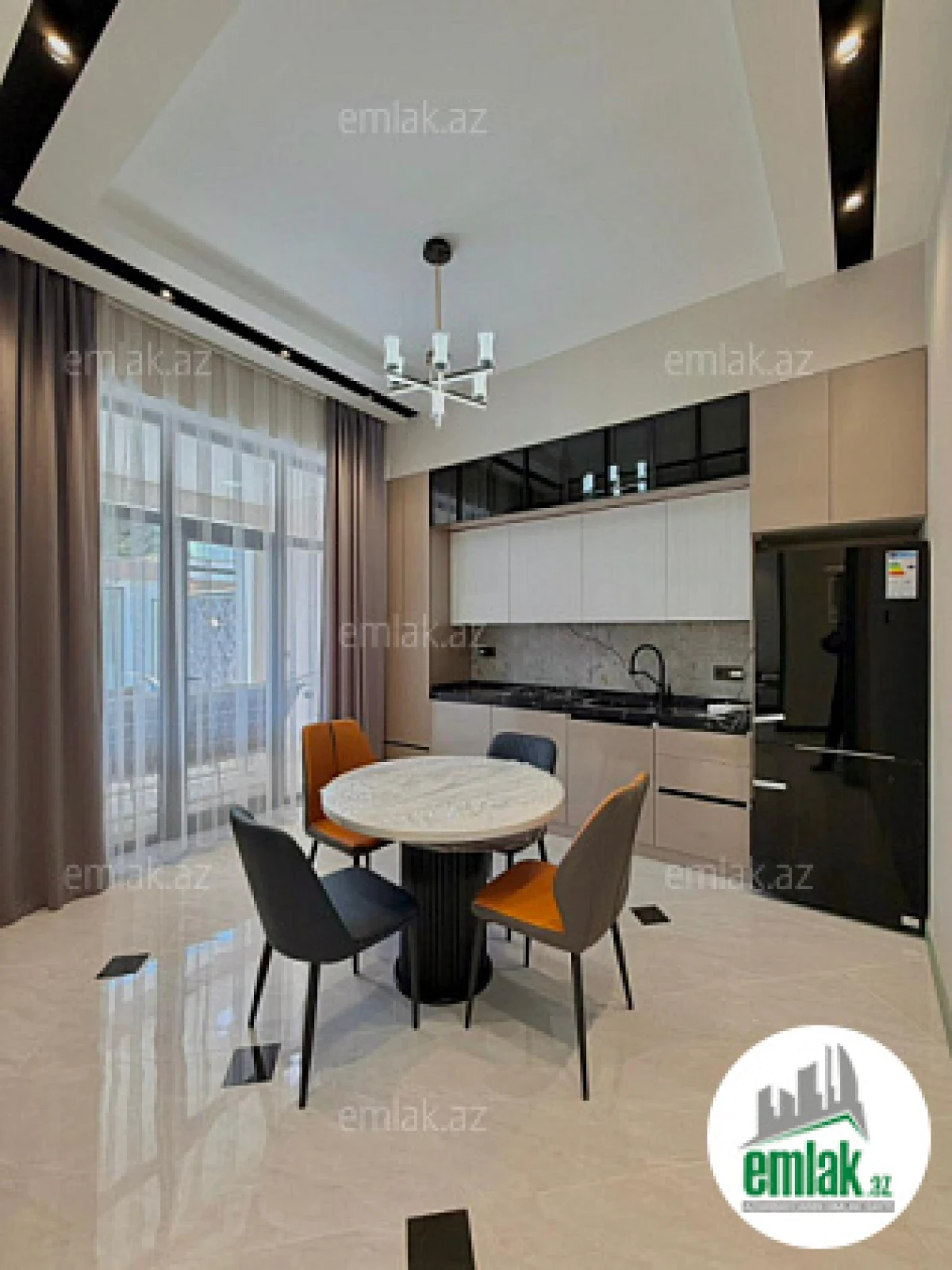 Satılır 4 otaqlı mənzil 150 m²