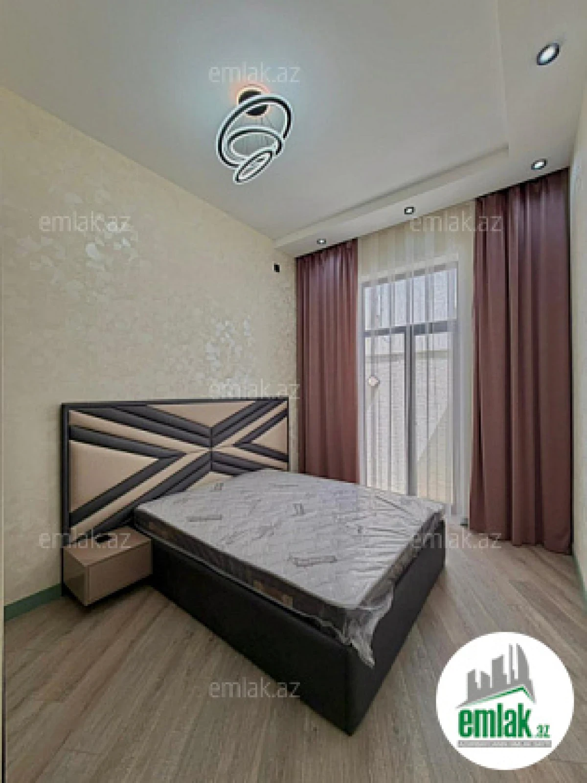 Satılır 4 otaqlı mənzil 150 m²