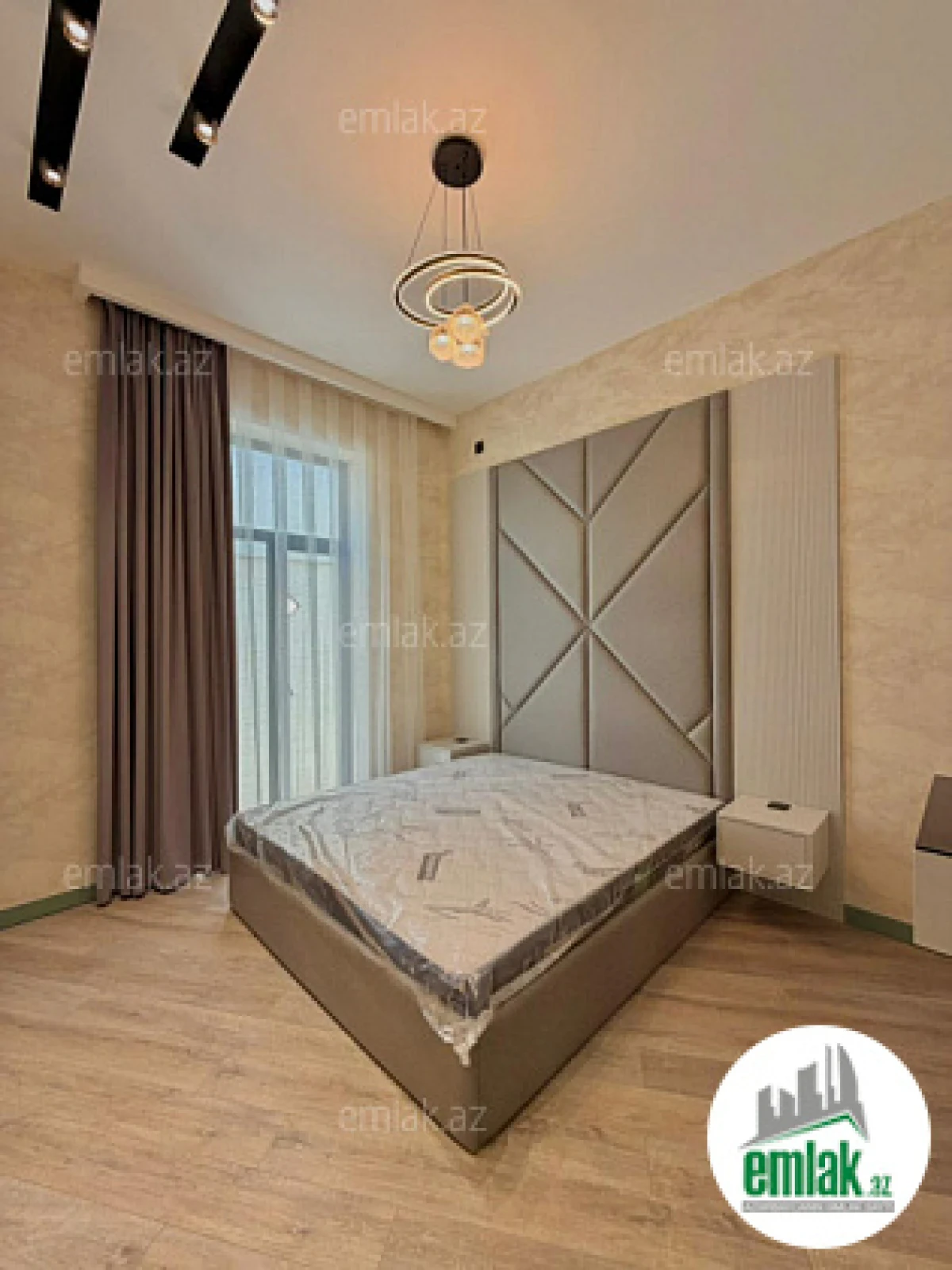 Satılır 4 otaqlı mənzil 150 m²