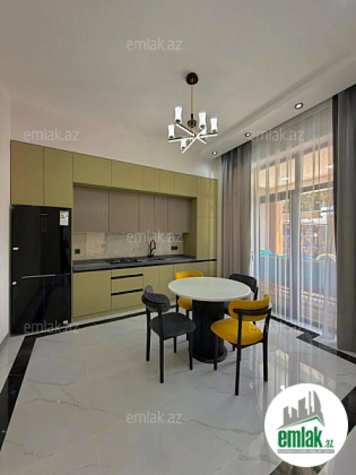 Satılır 4 otaqlı mənzil 175 m²