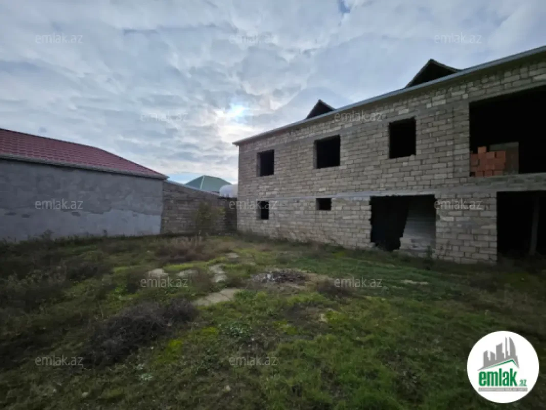 Satılır 8 otaqlı həyət evi 300 m²