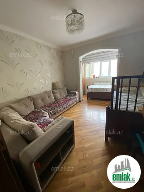 Satılır 4 otaqlı köhnə tikili 100 m²