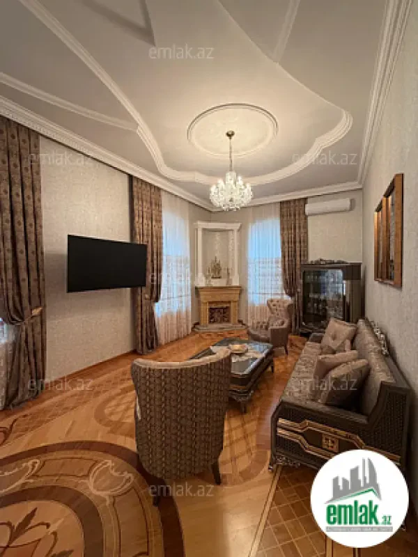 Satılır 2 otaqlı köhnə tikili 450 m²