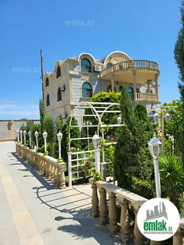 Satılır 14 otaqlı həyət evi 900 m²